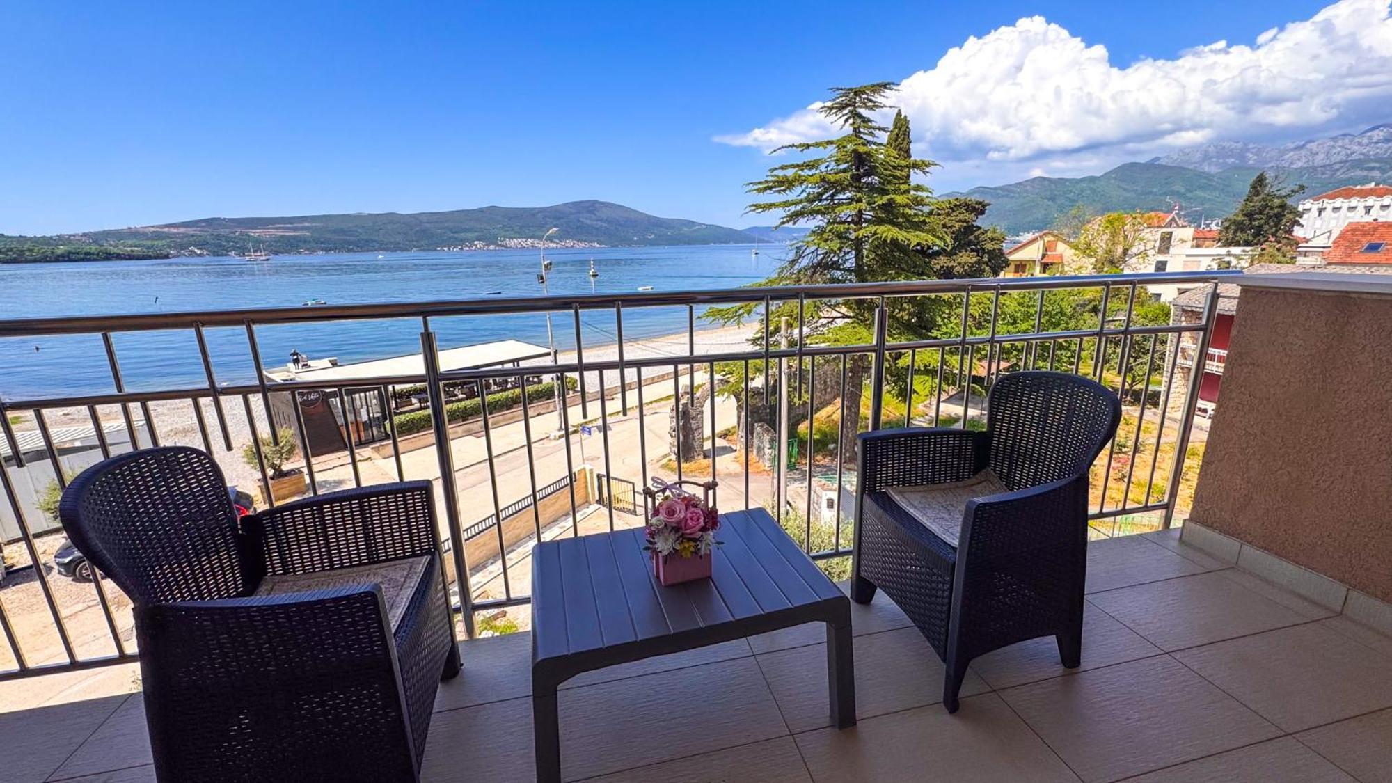 Qumi Apartments Tivat Bagian luar foto