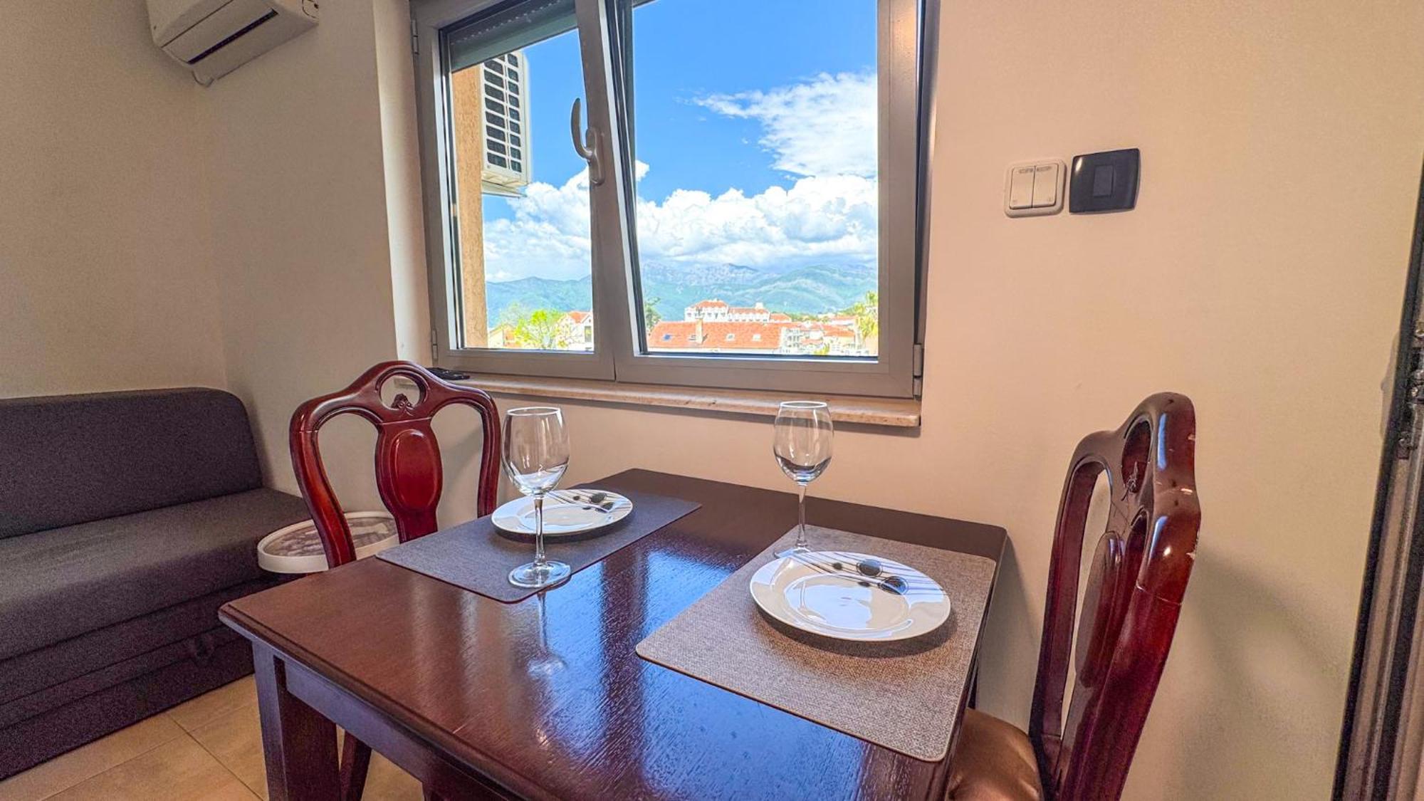 Qumi Apartments Tivat Bagian luar foto