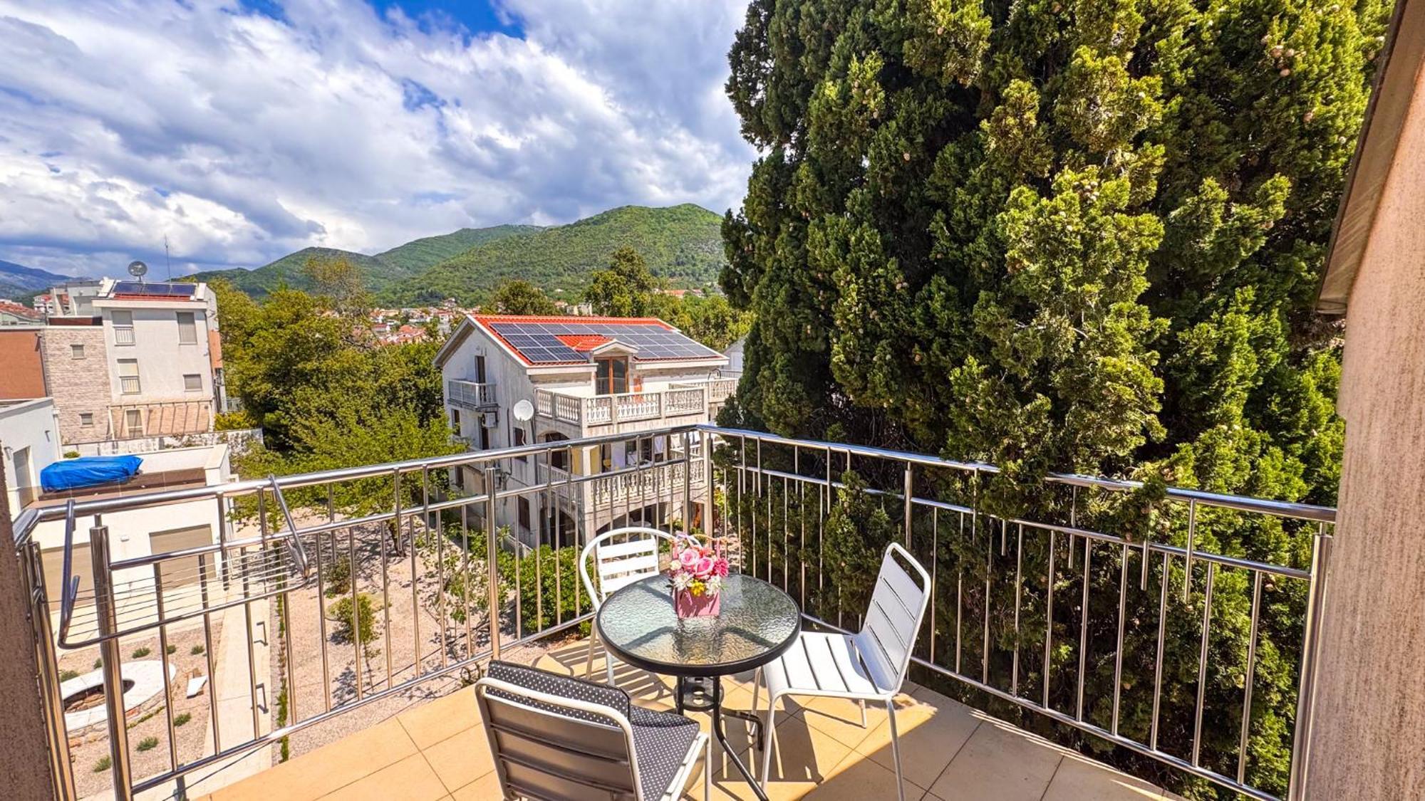 Qumi Apartments Tivat Bagian luar foto